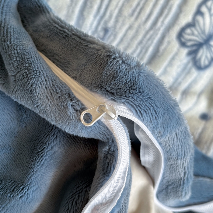 91家纺网 家纺一手货源 找家纺 昊川家纺 2025新款牛奶绒雕花绒轻奢花边蝴蝶结拼接款四件套 福蝶-蓝