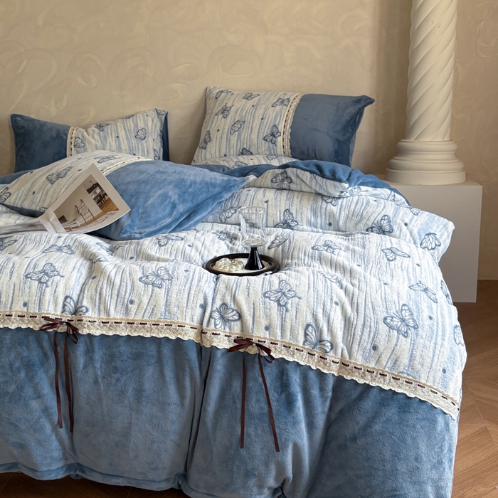 91家纺网 家纺一手货源 找家纺 昊川家纺 2025新款牛奶绒雕花绒轻奢花边蝴蝶结拼接款四件套 福蝶-蓝