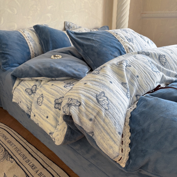 91家纺网 家纺一手货源 找家纺 昊川家纺 2025新款牛奶绒雕花绒轻奢花边蝴蝶结拼接款四件套 福蝶-蓝