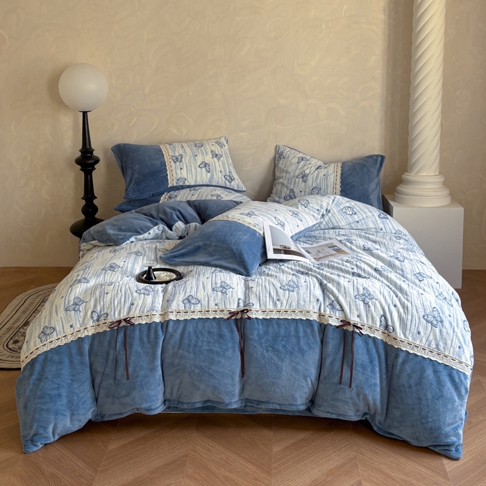 91家纺网 家纺一手货源 找家纺 昊川家纺 2025新款牛奶绒雕花绒轻奢花边蝴蝶结拼接款四件套 福蝶-蓝