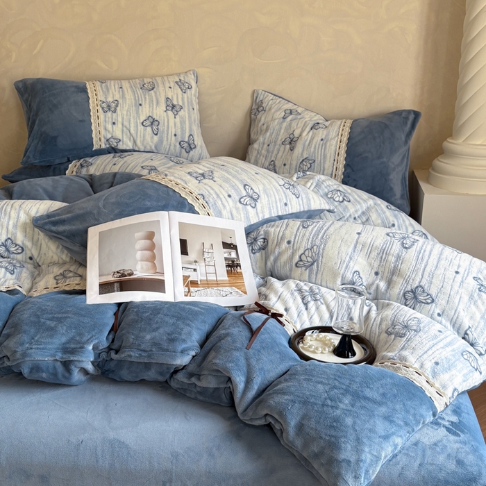 91家纺网 家纺一手货源 找家纺 昊川家纺 2025新款牛奶绒雕花绒轻奢花边蝴蝶结拼接款四件套 福蝶-蓝