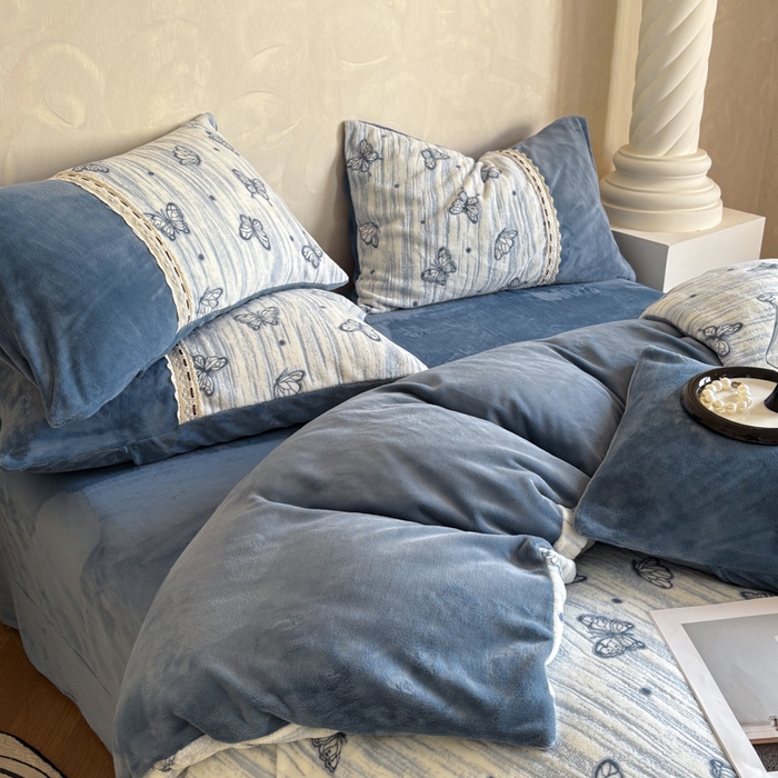 91家纺网 家纺一手货源 找家纺 昊川家纺 2025新款牛奶绒雕花绒轻奢花边蝴蝶结拼接款四件套 福蝶-蓝