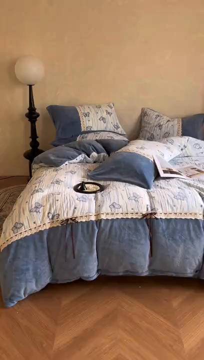 91家纺网 家纺一手货源 找家纺 昊川家纺 2025新款牛奶绒雕花绒轻奢花边蝴蝶结拼接款四件套 福蝶-蓝