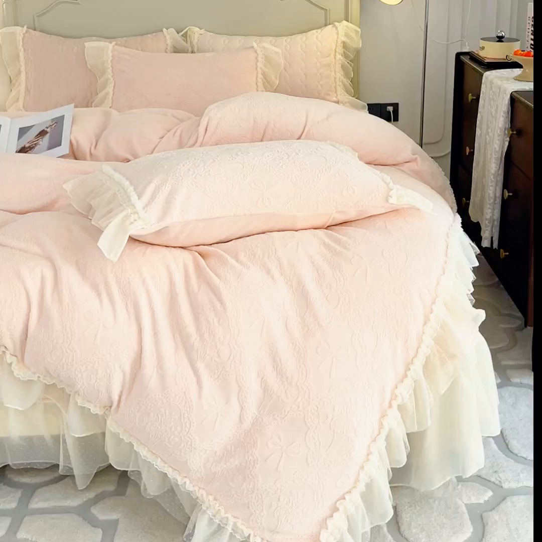 91家纺网 家纺一手货源 找家纺 胜权家纺 2025秋冬新款A类全消光高克重5D雕花牛奶绒仙女风夹棉床盖单品系列 梦安娜-嫩粉