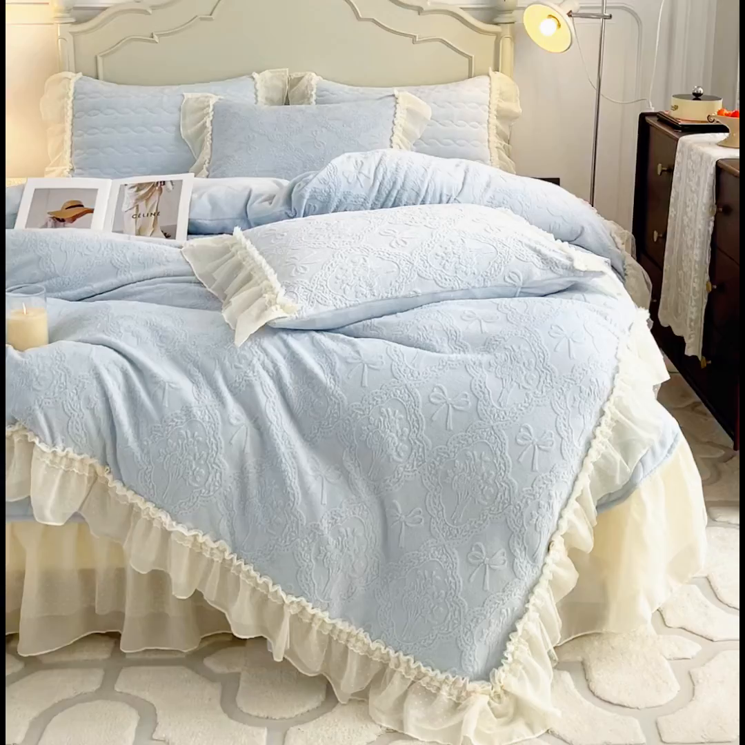 91家纺网 家纺一手货源 找家纺 胜权家纺 2025秋冬新款A类全消光高克重5D雕花牛奶绒仙女风夹棉床盖单品系列 梦安娜-湖蓝