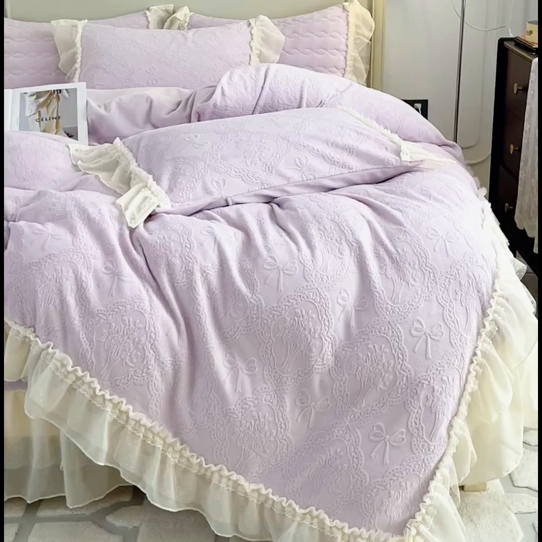 91家纺网 家纺一手货源 找家纺 胜权家纺 2025秋冬新款A类全消光高克重5D雕花牛奶绒仙女风夹棉床盖单品系列 梦安娜-靓紫