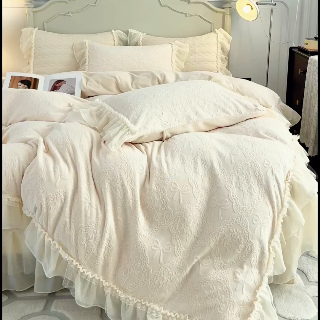 91家纺网 家纺一手货源 找家纺 胜权家纺 2025秋冬新款A类全消光高克重5D雕花牛奶绒仙女风夹棉床盖单品系列 梦安娜-浅米