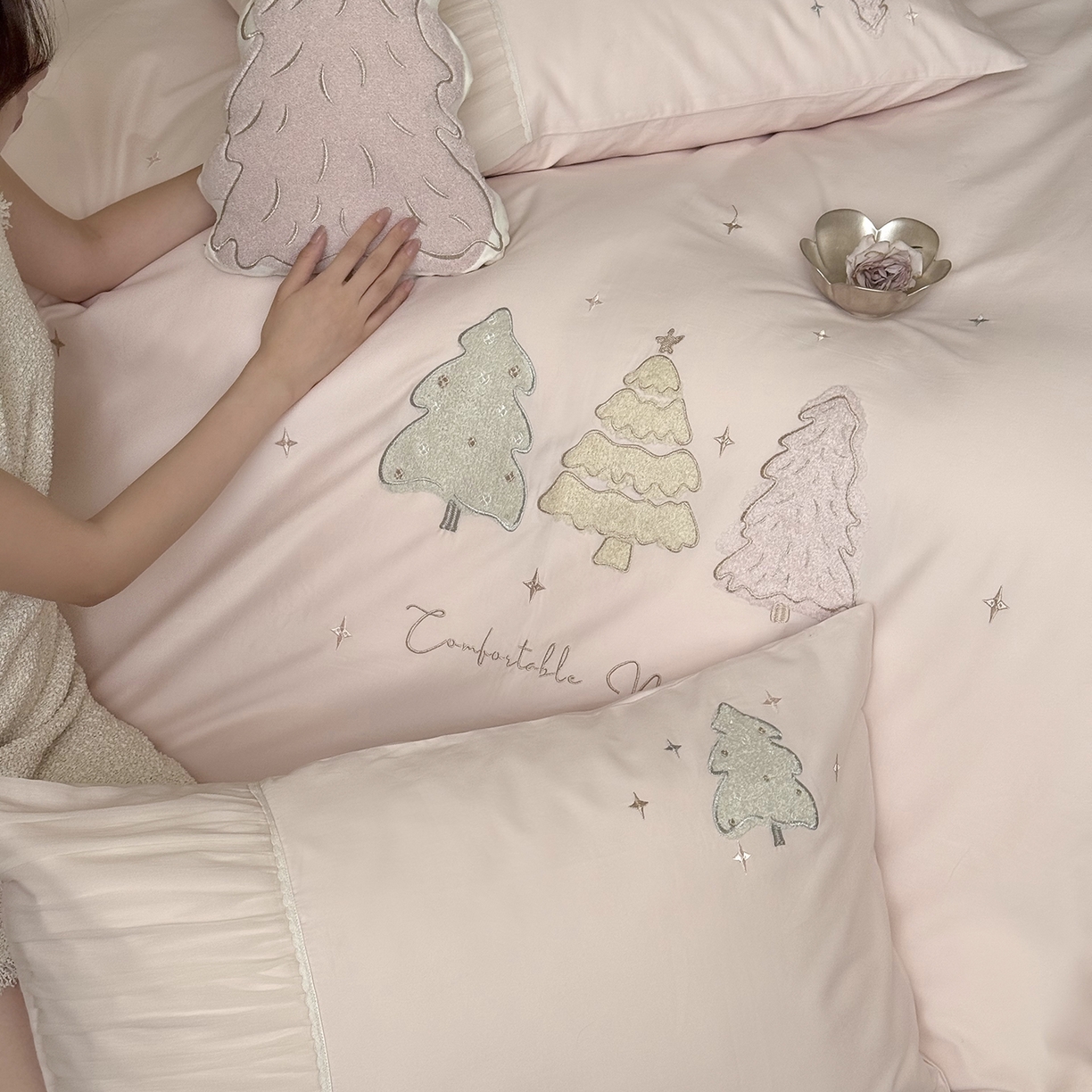 91家纺网 家纺一手货源 找家纺 （总）鹿班家居 2025新款秋冬款100S全棉磨毛毛巾绣系列四件套-椰树奶冻（标准会员-20元）