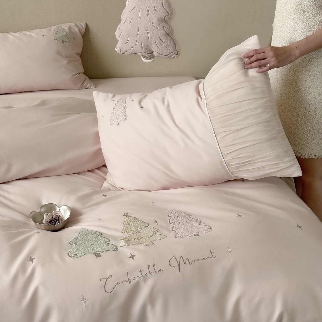 91家纺网 家纺一手货源 找家纺 （总）鹿班家居 2025新款秋冬款100S全棉磨毛毛巾绣系列四件套-椰树奶冻（标准会员-20元）