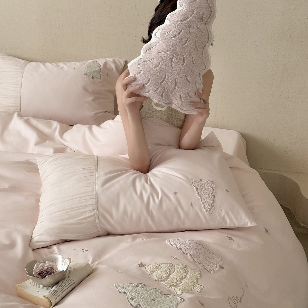 91家纺网 家纺一手货源 找家纺 （总）鹿班家居 2025新款秋冬款100S全棉磨毛毛巾绣系列四件套-椰树奶冻（标准会员-20元）