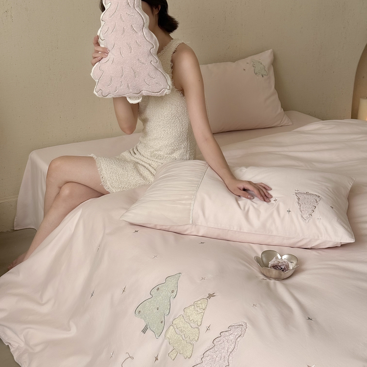 91家纺网 家纺一手货源 找家纺 （总）鹿班家居 2025新款秋冬款100S全棉磨毛毛巾绣系列四件套-椰树奶冻（标准会员-20元）