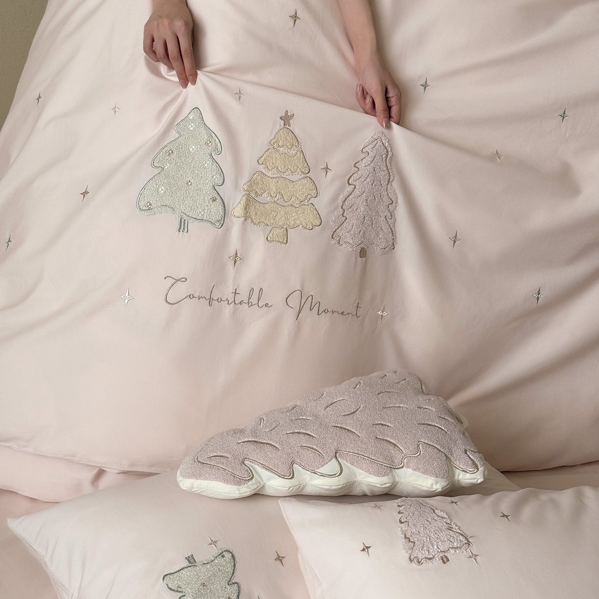 91家纺网 家纺一手货源 找家纺 鹿班家居 2025新款秋冬款100S全棉磨毛毛巾绣系列四件套-椰树奶冻 粉色