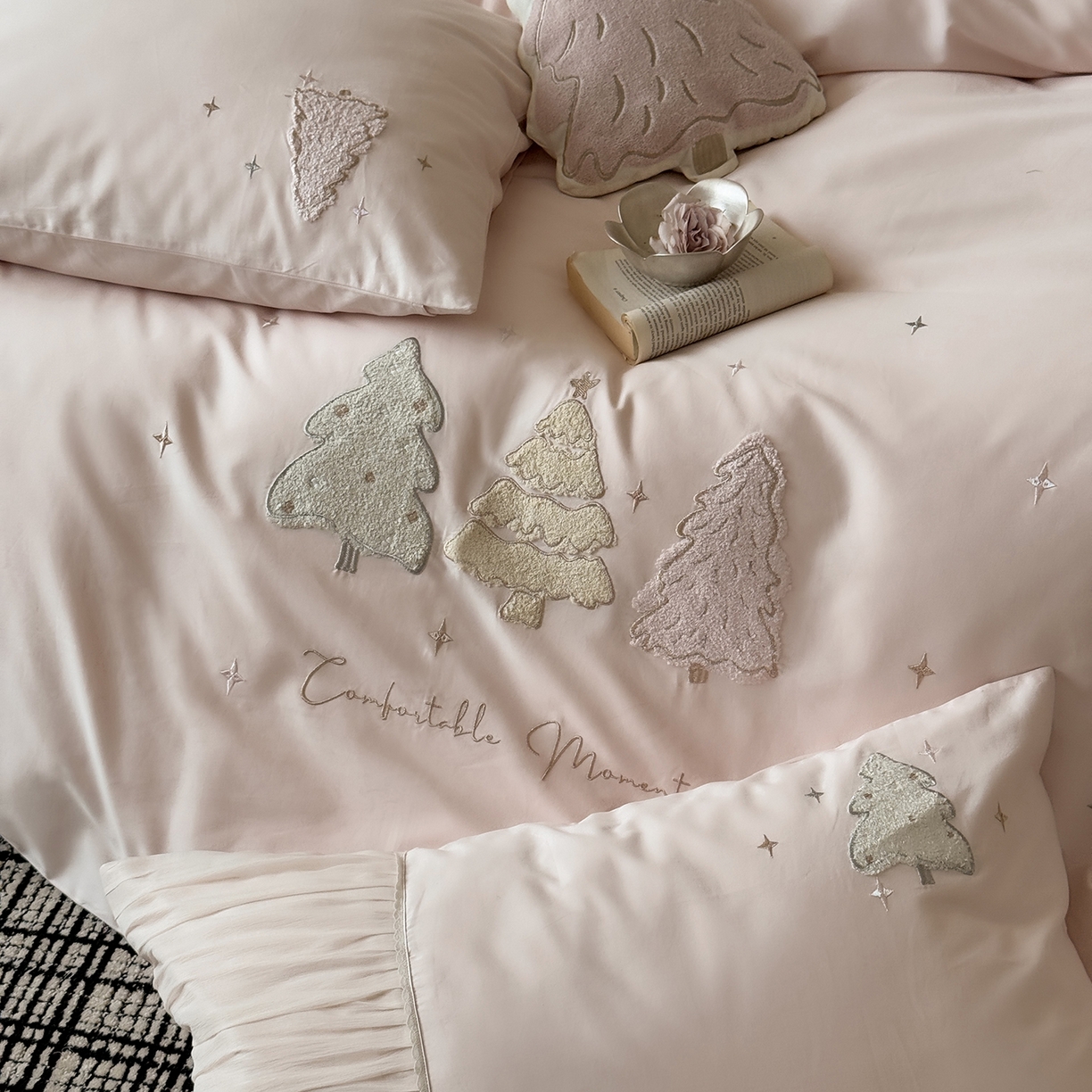 91家纺网 家纺一手货源 找家纺 鹿班家居 2025新款秋冬款100S全棉磨毛毛巾绣系列四件套-椰树奶冻 粉色