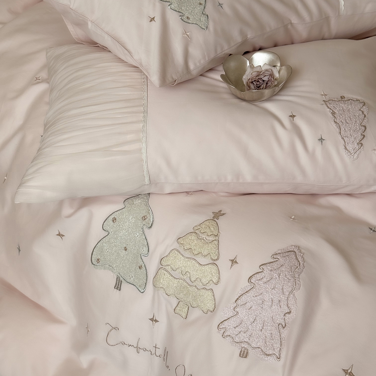 91家纺网 家纺一手货源 找家纺 鹿班家居 2025新款秋冬款100S全棉磨毛毛巾绣系列四件套-椰树奶冻 粉色