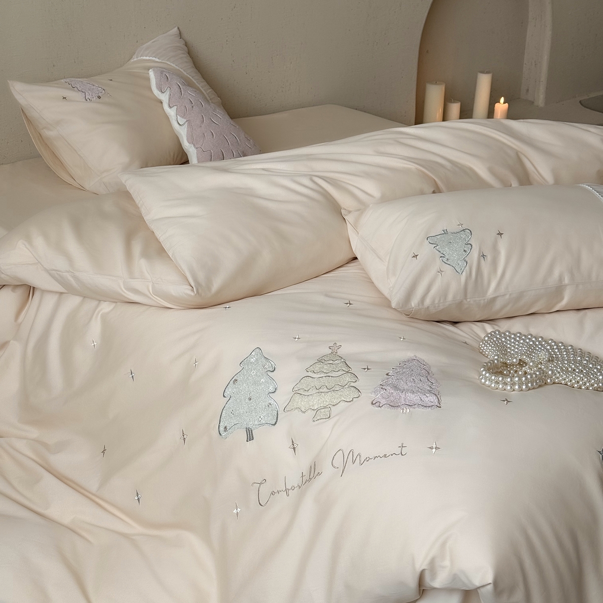 91家纺网 家纺一手货源 找家纺 鹿班家居 2025新款秋冬款100S全棉磨毛毛巾绣系列四件套-椰树奶冻 奶油色