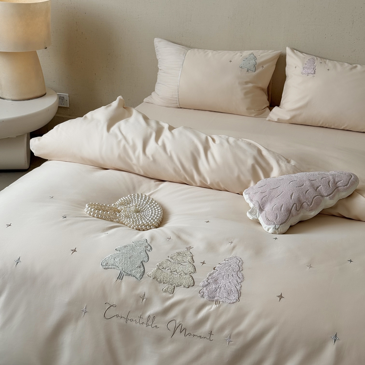 91家纺网 家纺一手货源 找家纺 鹿班家居 2025新款秋冬款100S全棉磨毛毛巾绣系列四件套-椰树奶冻 奶油色