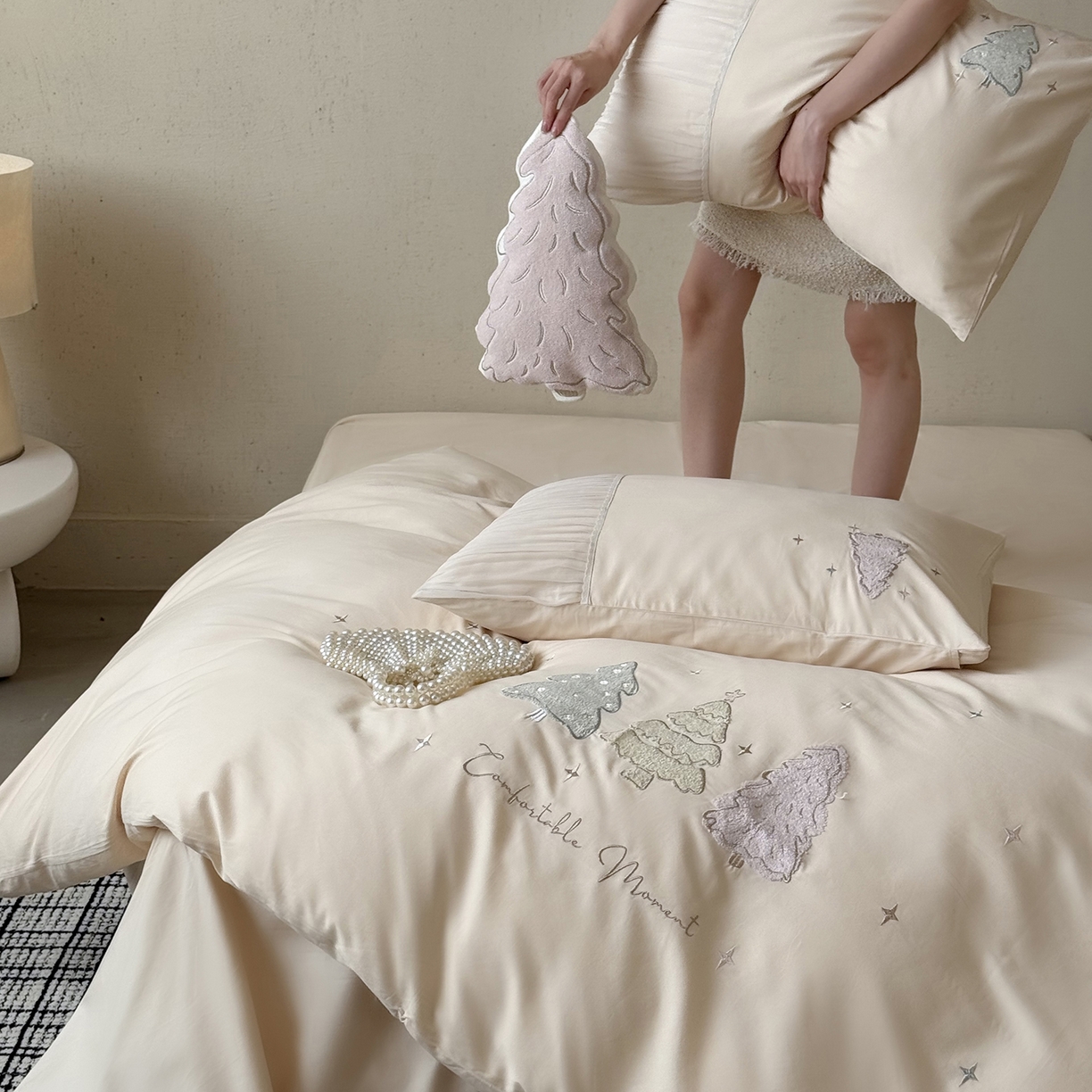 91家纺网 家纺一手货源 找家纺 鹿班家居 2025新款秋冬款100S全棉磨毛毛巾绣系列四件套-椰树奶冻 奶油色