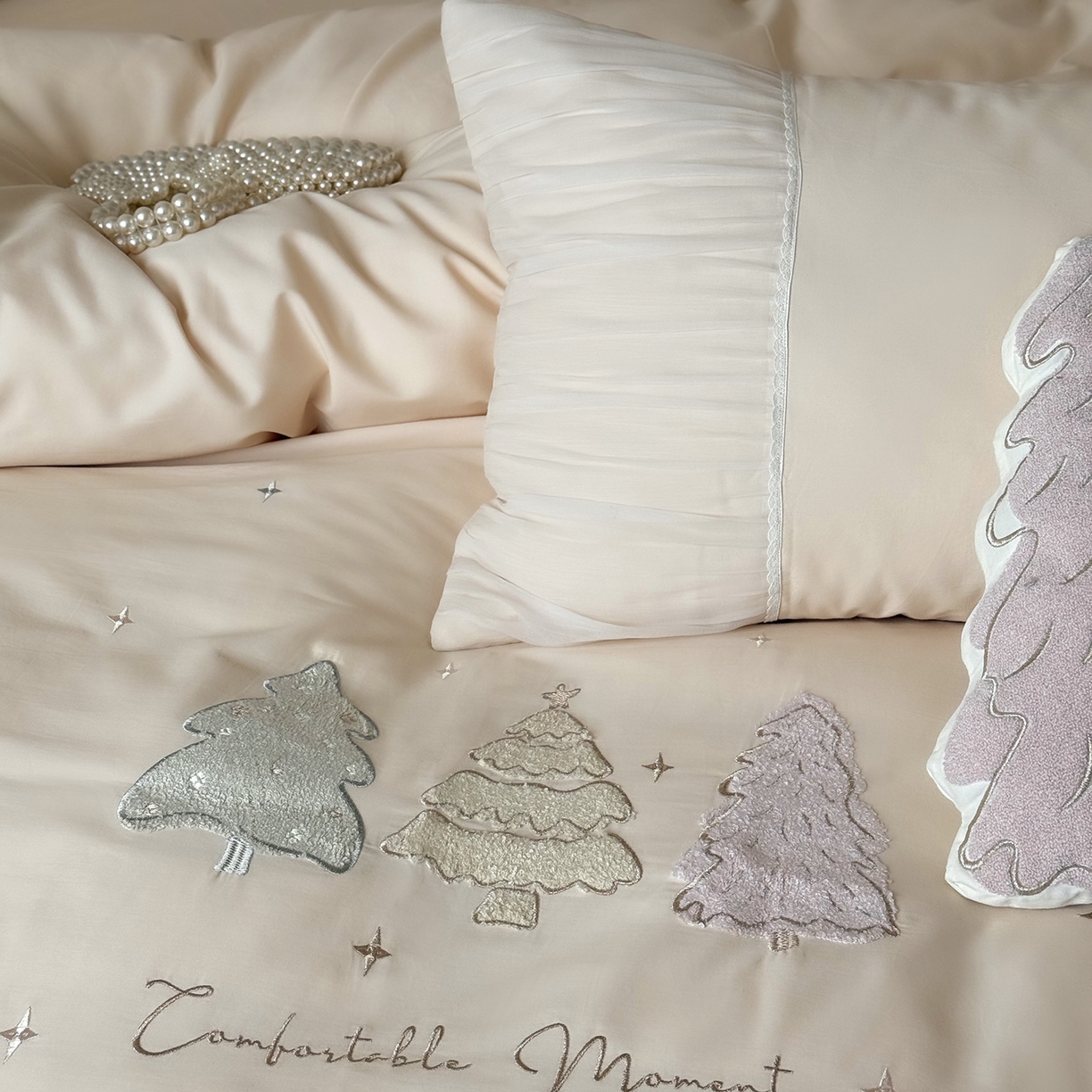 91家纺网 家纺一手货源 找家纺 鹿班家居 2025新款秋冬款100S全棉磨毛毛巾绣系列四件套-椰树奶冻 奶油色