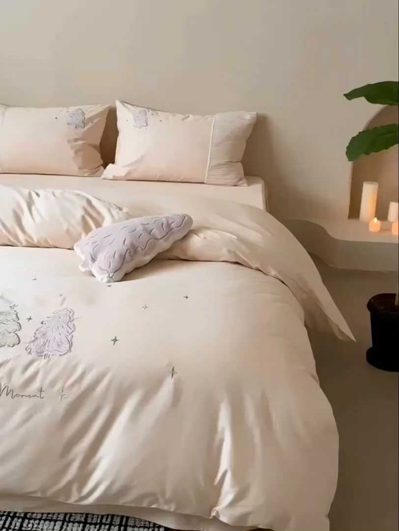 91家纺网 家纺一手货源 找家纺 鹿班家居 2025新款秋冬款100S全棉磨毛毛巾绣系列四件套-椰树奶冻 奶油色