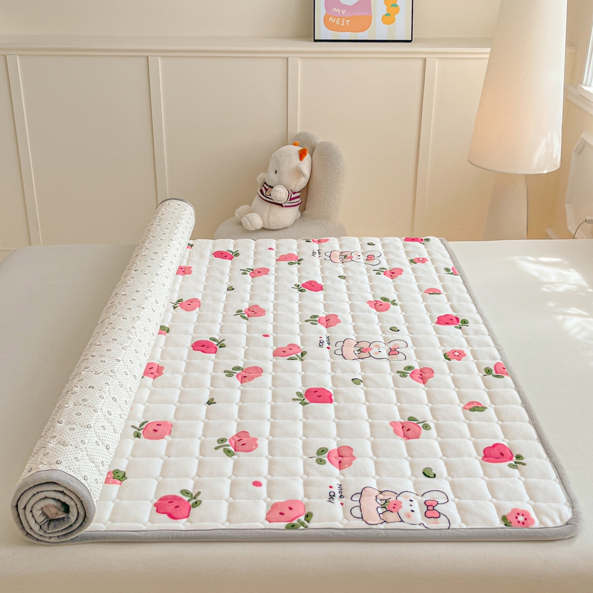 91家纺网 家纺一手货源 找家纺 雅萱家纺 2025新款牛奶绒夹棉印花床垫大床图 绒床垫-花间兔