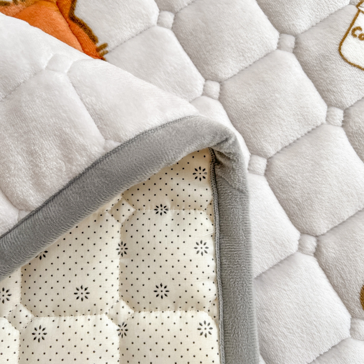 91家纺网 家纺一手货源 找家纺 雅萱家纺 2025新款牛奶绒夹棉印花床垫大床图 绒床垫-奶茶屯屯灰