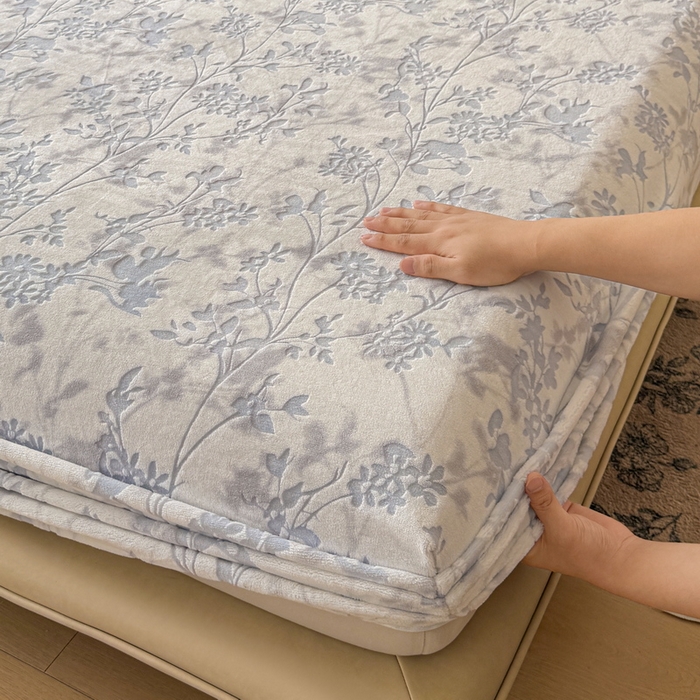 91家纺网 家纺一手货源 找家纺 （总）LIFE.丽芙 2025秋冬新款A类牛奶绒230g立体雕花加厚单层床笠单件床垫子保护套罩子三件套