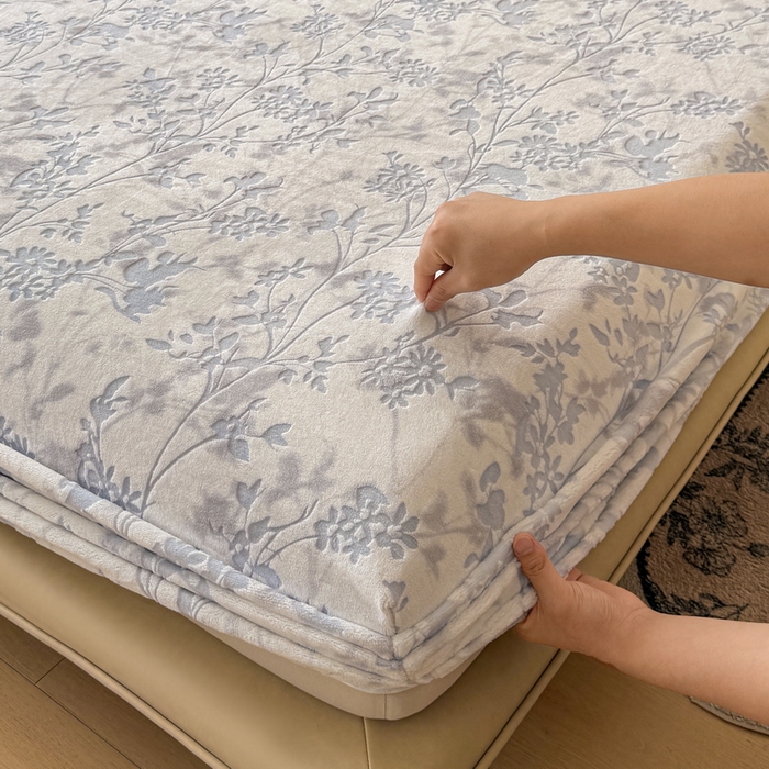 91家纺网 家纺一手货源 找家纺 （总）LIFE.丽芙 2025秋冬新款A类牛奶绒230g立体雕花加厚单层床笠单件床垫子保护套罩子三件套