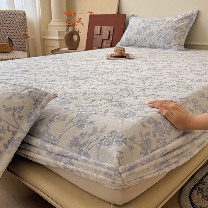 91家纺网 家纺一手货源 找家纺 （总）LIFE.丽芙 2025秋冬新款A类牛奶绒230g立体雕花加厚单层床笠单件床垫子保护套罩子三件套