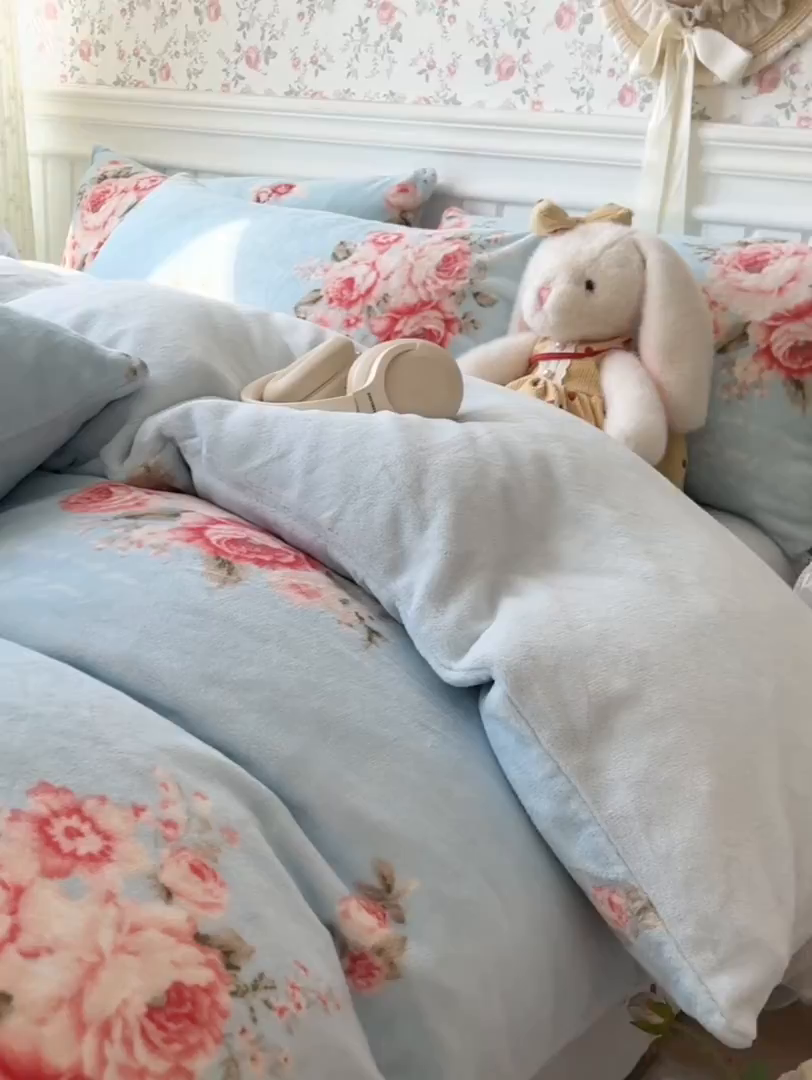 91家纺网 家纺一手货源 找家纺 韩巢家纺 2025新款高克重印花牛奶绒床品四件套 爱丽丝