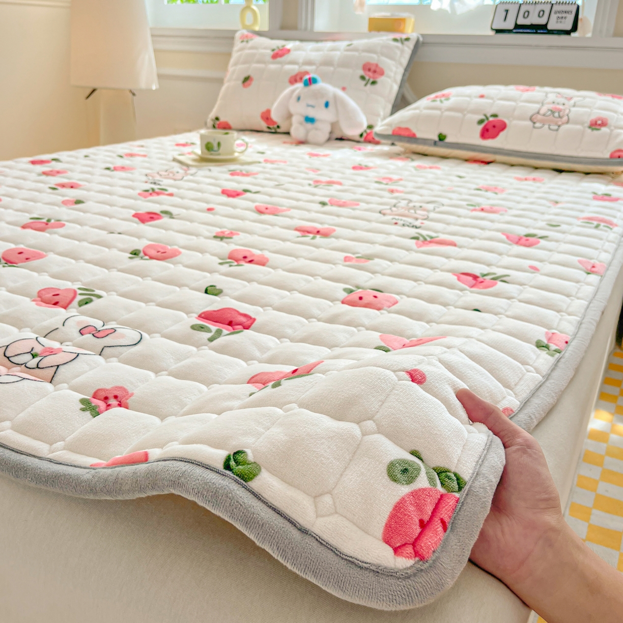 91家纺网 家纺一手货源 找家纺 雅萱家纺 2025新款牛奶绒夹棉印花床垫大床图 绒床垫-花间兔