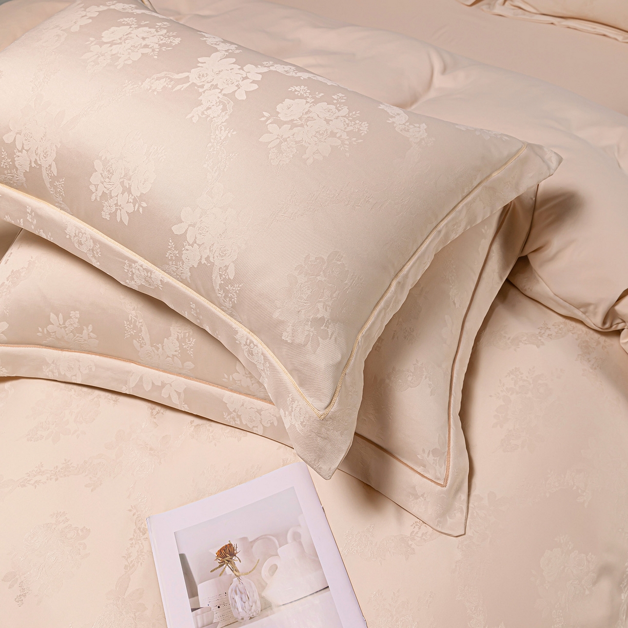 91家纺网 家纺一手货源 找家纺 优选 2025新款欧式轻奢风直播热款贡缎提花四件套床单床笠款 琳娜粉