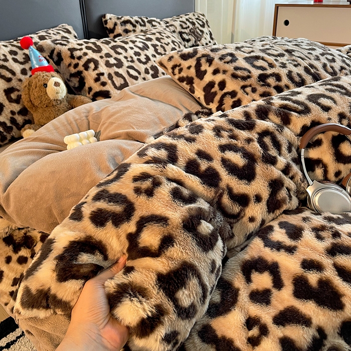 91家纺网 家纺一手货源 找家纺 金梦拉 2025直播爆款A类加厚兔绒印花系列四件套 豹纹