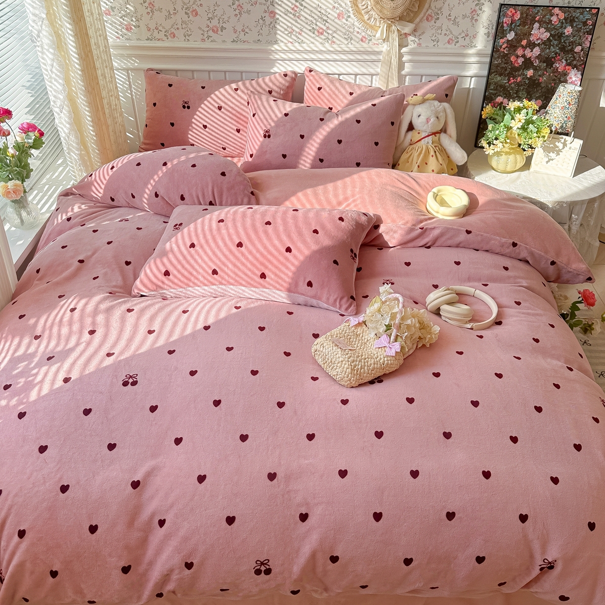 91家纺网 家纺一手货源 找家纺 韩巢家纺 2025新款高克重印花牛奶绒床品四件套 爱心小樱桃