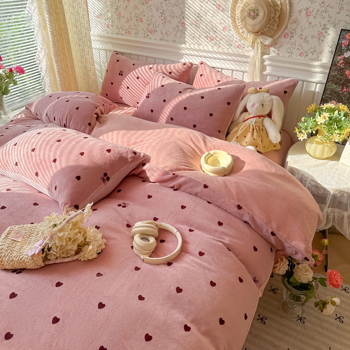 91家纺网 家纺一手货源 找家纺 韩巢家纺 2025新款高克重印花牛奶绒床品四件套 爱心小樱桃