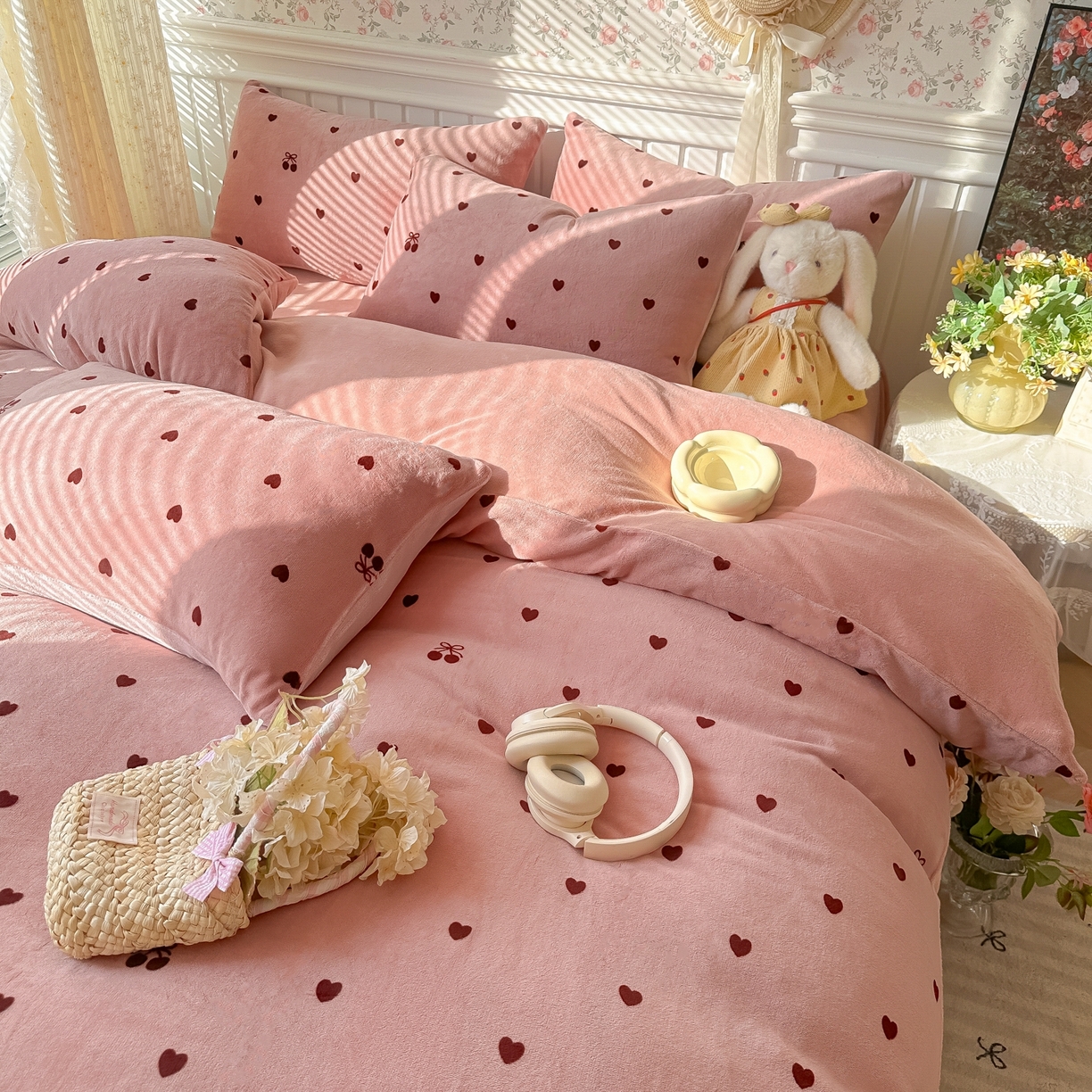 91家纺网 家纺一手货源 找家纺 韩巢家纺 2025新款高克重印花牛奶绒床品四件套 爱心小樱桃