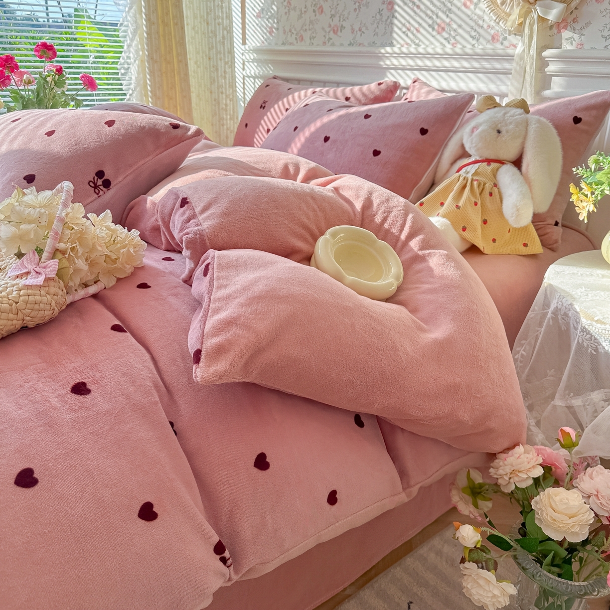 91家纺网 家纺一手货源 找家纺 韩巢家纺 2025新款高克重印花牛奶绒床品四件套 爱心小樱桃