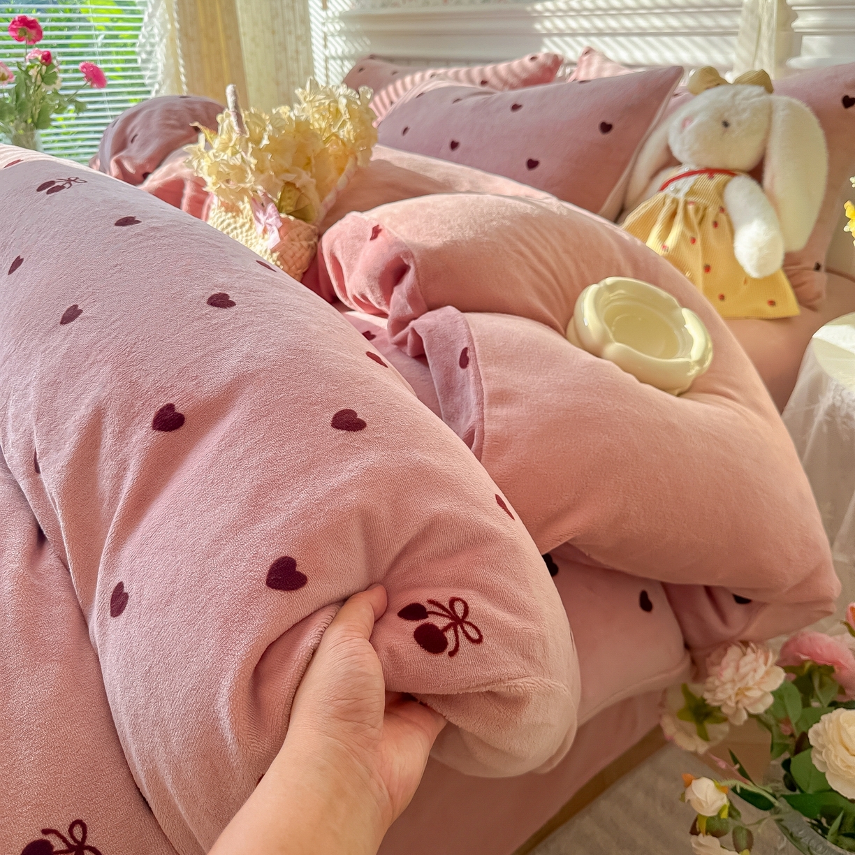 91家纺网 家纺一手货源 找家纺 韩巢家纺 2025新款高克重印花牛奶绒床品四件套 爱心小樱桃