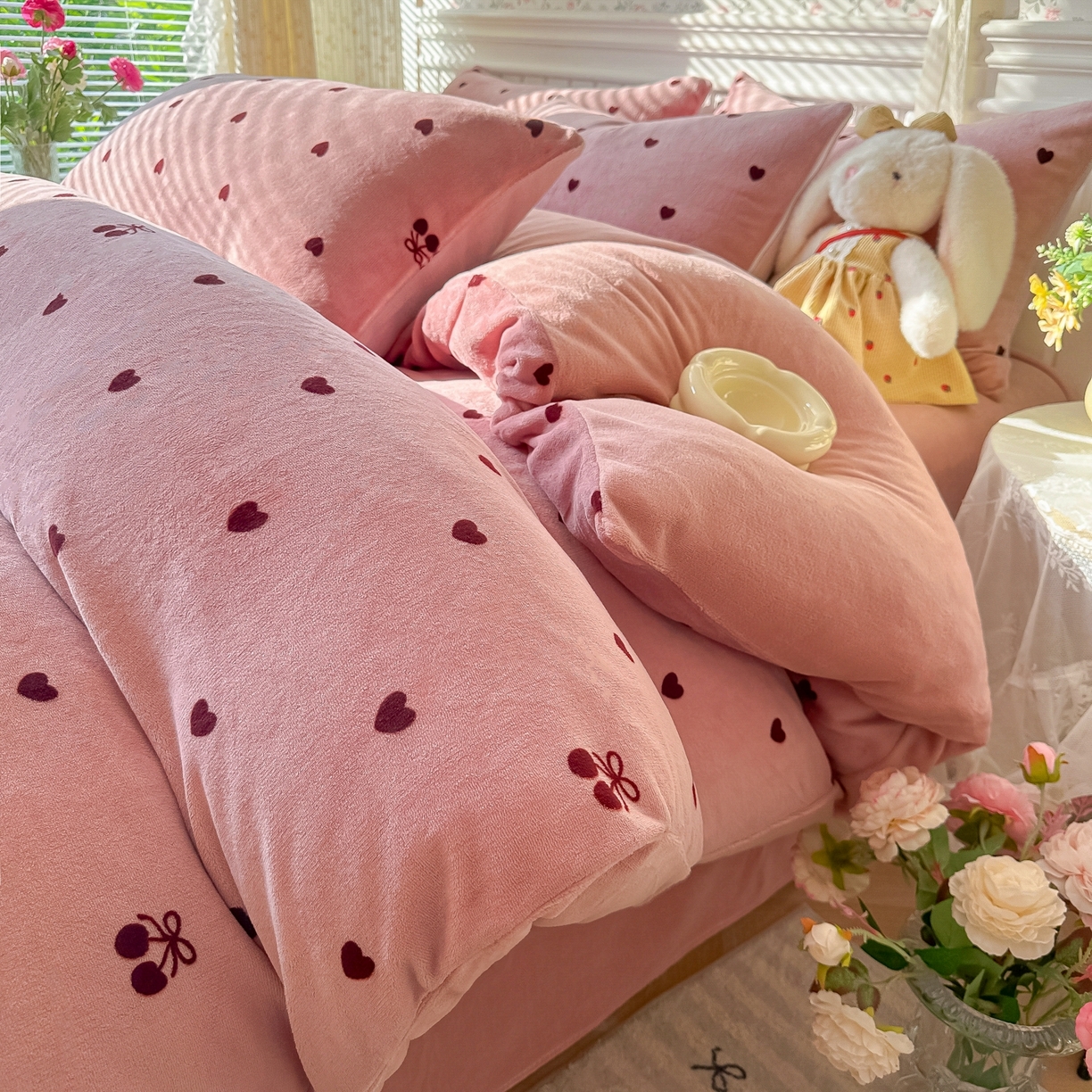 91家纺网 家纺一手货源 找家纺 韩巢家纺 2025新款高克重印花牛奶绒床品四件套 爱心小樱桃
