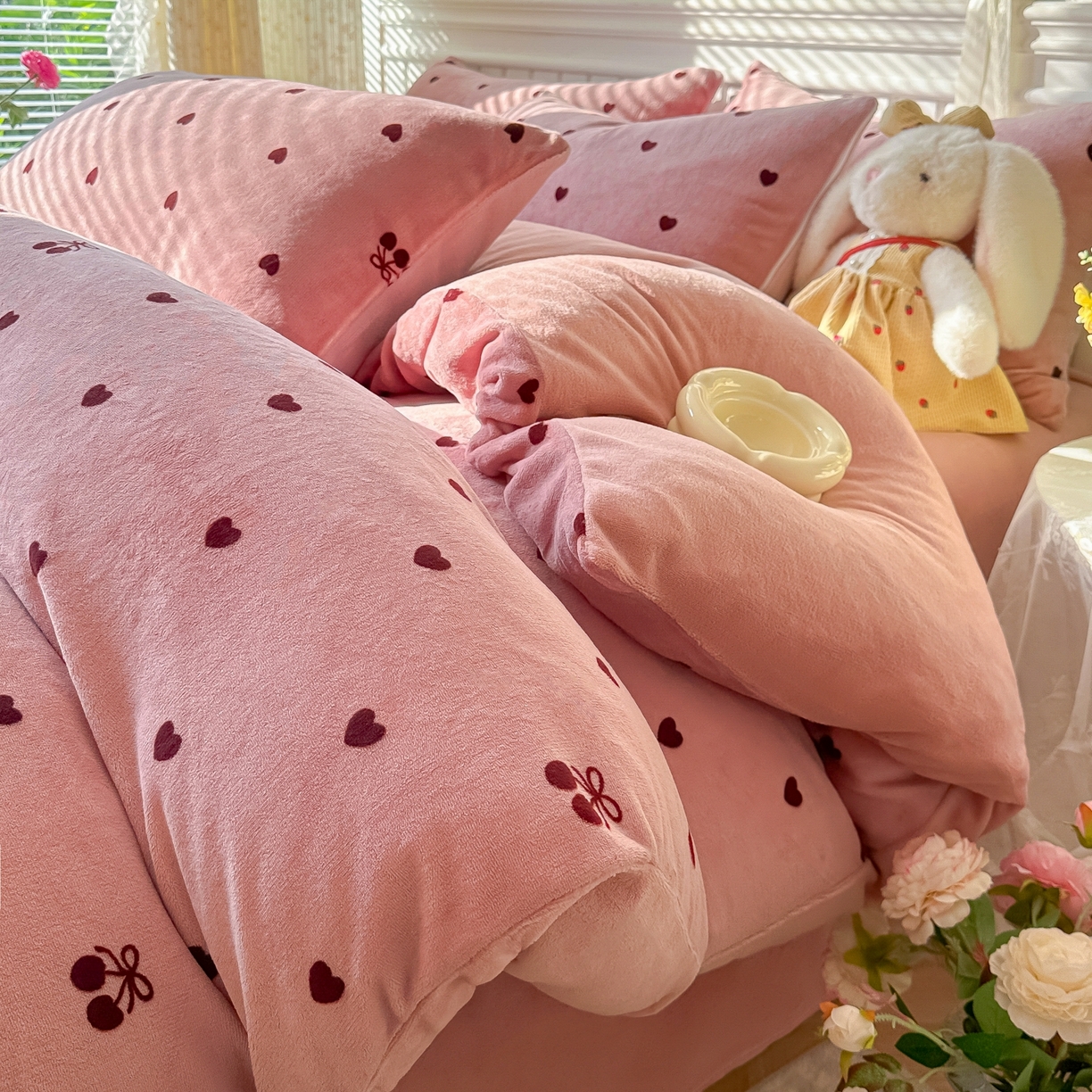 91家纺网 家纺一手货源 找家纺 韩巢家纺 2025新款高克重印花牛奶绒床品四件套 爱心小樱桃