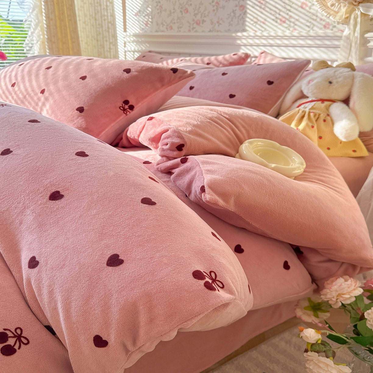91家纺网 家纺一手货源 找家纺 韩巢家纺 2025新款高克重印花牛奶绒床品四件套 爱心小樱桃