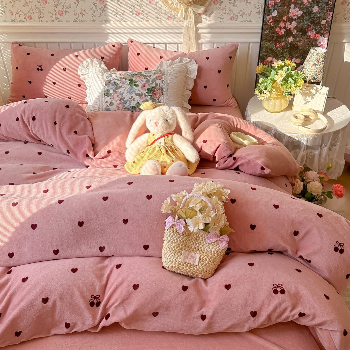 91家纺网 家纺一手货源 找家纺 韩巢家纺 2025新款高克重印花牛奶绒床品四件套 爱心小樱桃