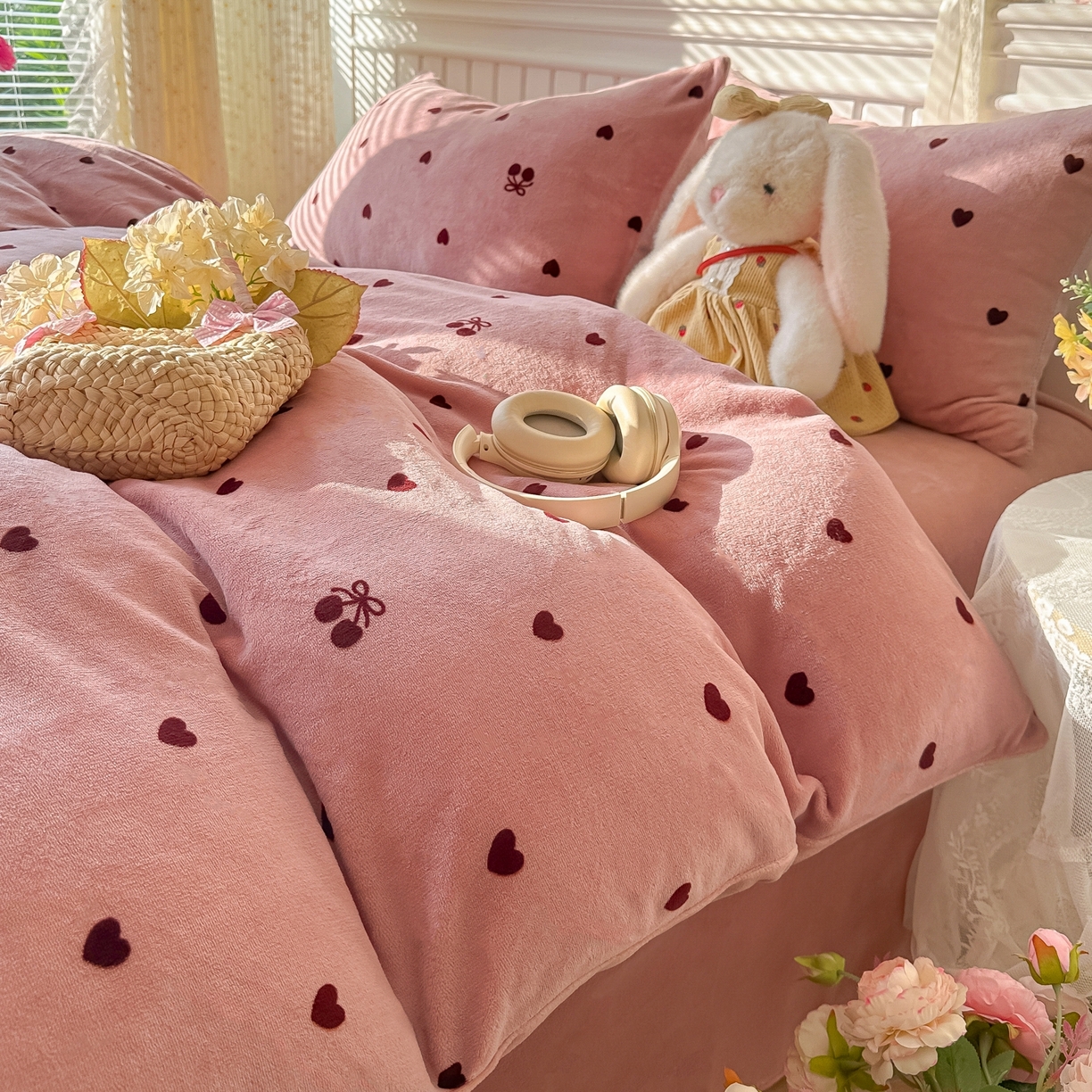 91家纺网 家纺一手货源 找家纺 韩巢家纺 2025新款高克重印花牛奶绒床品四件套 爱心小樱桃