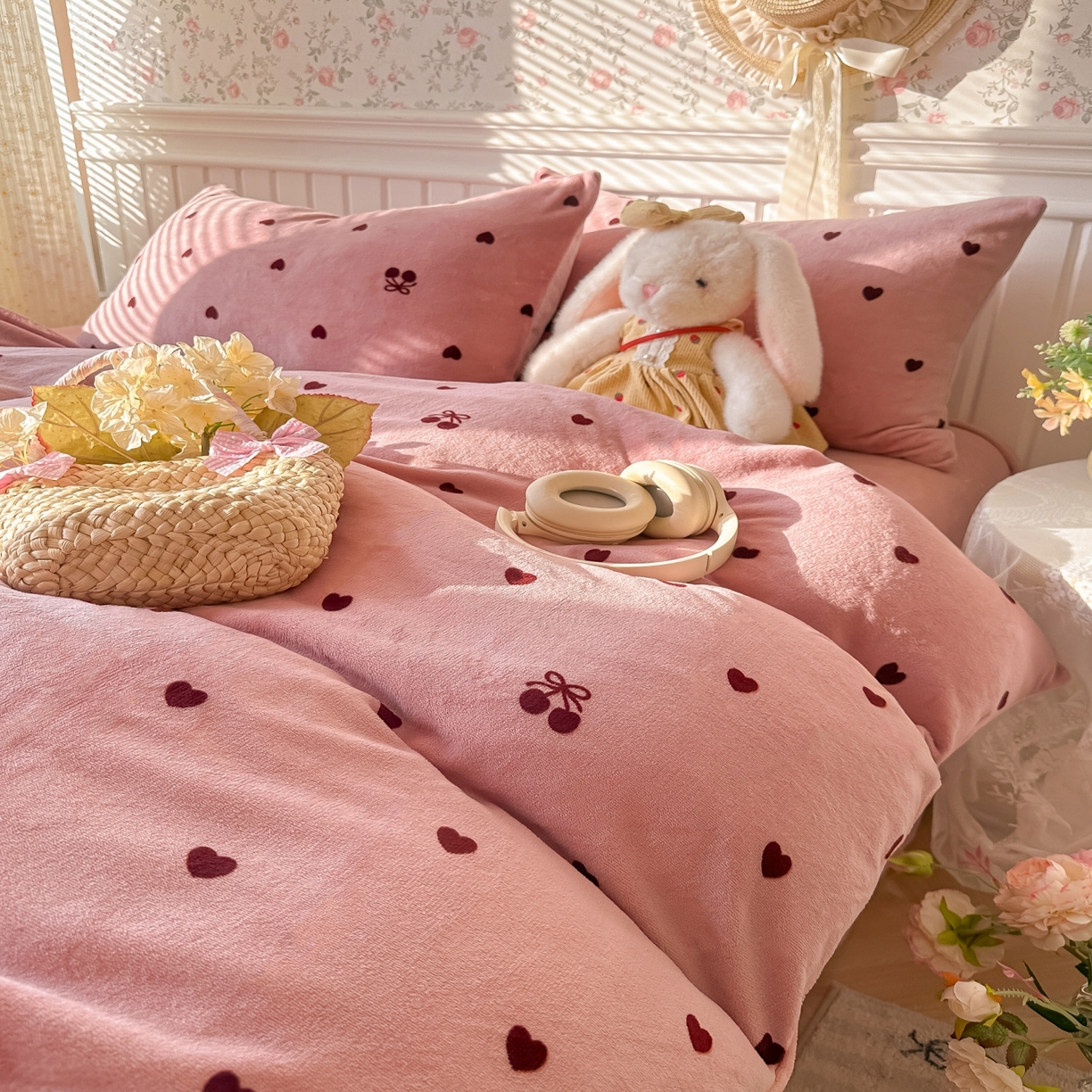 91家纺网 家纺一手货源 找家纺 韩巢家纺 2025新款高克重印花牛奶绒床品四件套 爱心小樱桃