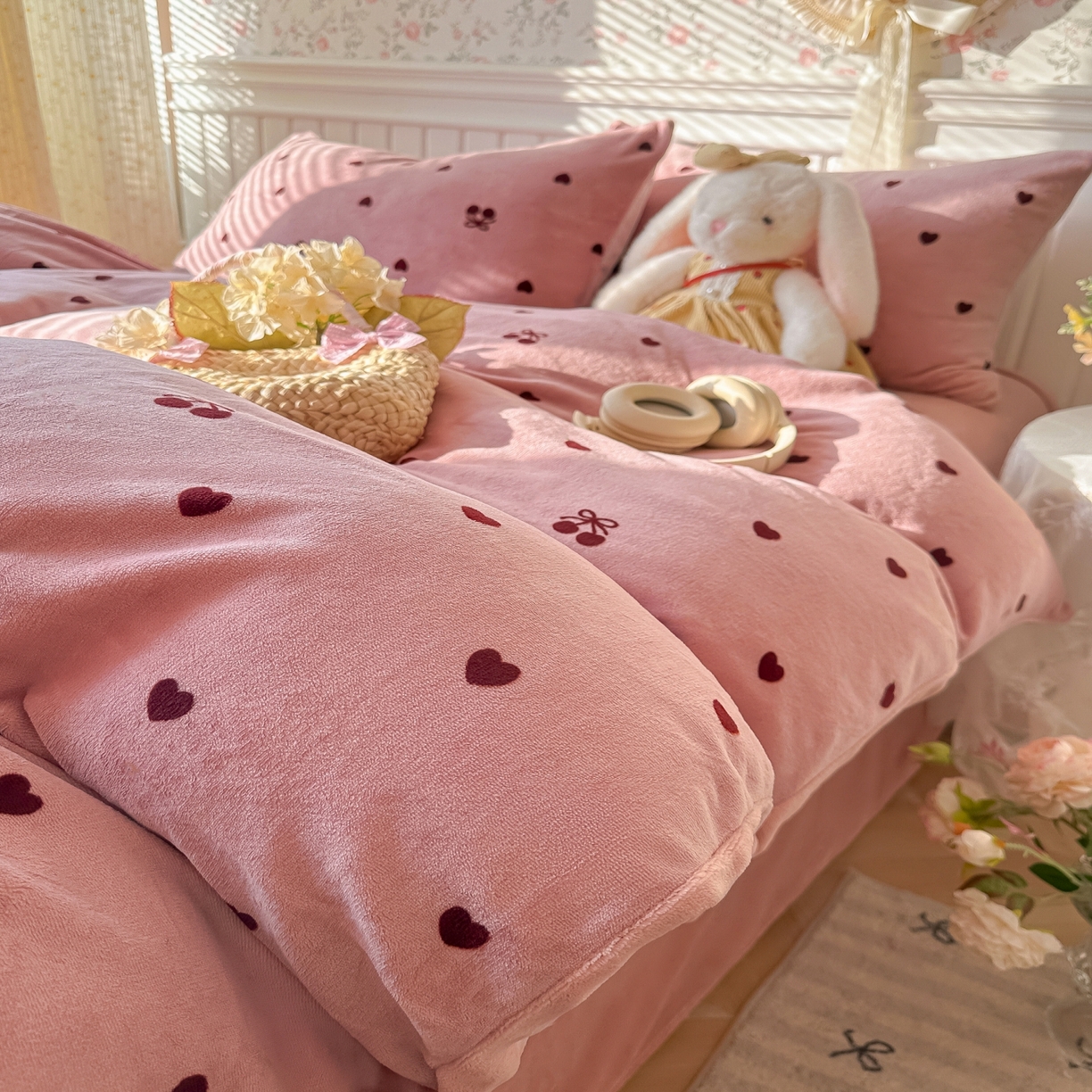 91家纺网 家纺一手货源 找家纺 韩巢家纺 2025新款高克重印花牛奶绒床品四件套 爱心小樱桃