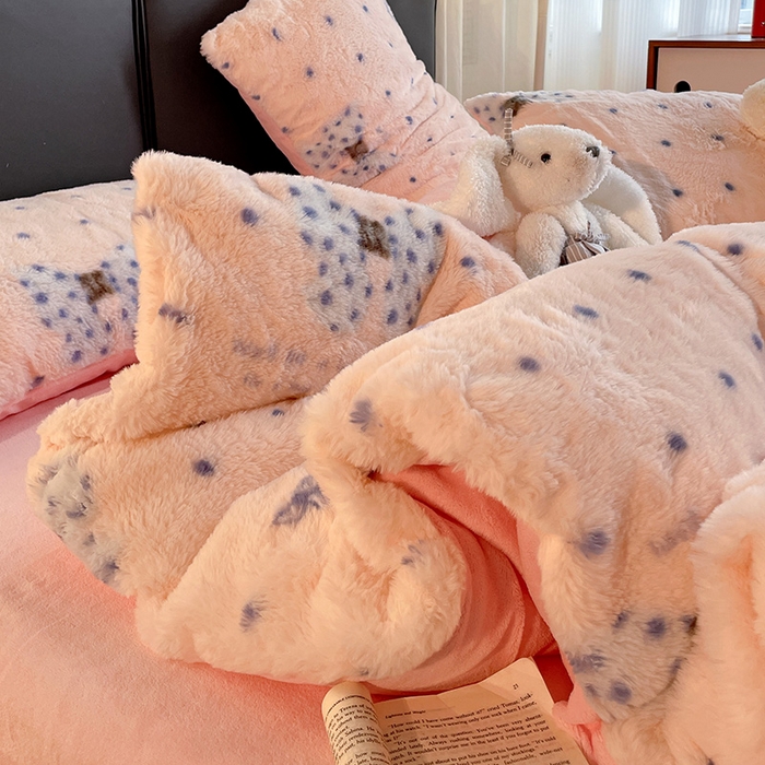 91家纺网 家纺一手货源 找家纺 金梦拉 2025直播爆款A类加厚兔绒印花系列四件套 波点蝴蝶结粉