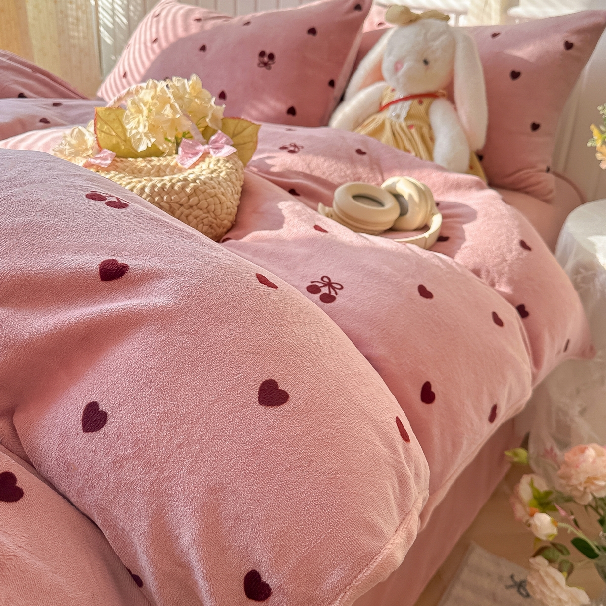 91家纺网 家纺一手货源 找家纺 韩巢家纺 2025新款高克重印花牛奶绒床品四件套 爱心小樱桃