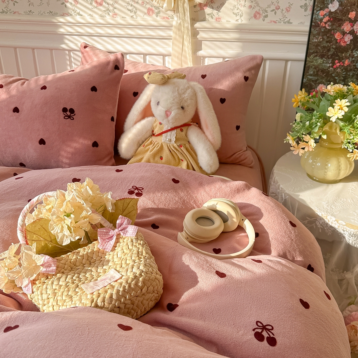 91家纺网 家纺一手货源 找家纺 韩巢家纺 2025新款高克重印花牛奶绒床品四件套 爱心小樱桃