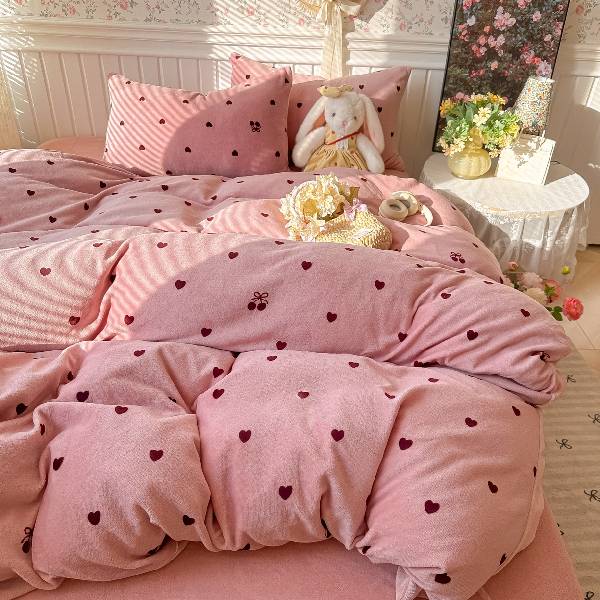 91家纺网 家纺一手货源 找家纺 韩巢家纺 2025新款高克重印花牛奶绒床品四件套 爱心小樱桃