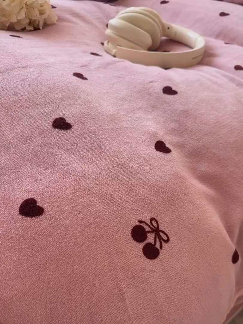 91家纺网 家纺一手货源 找家纺 韩巢家纺 2025新款高克重印花牛奶绒床品四件套 爱心小樱桃