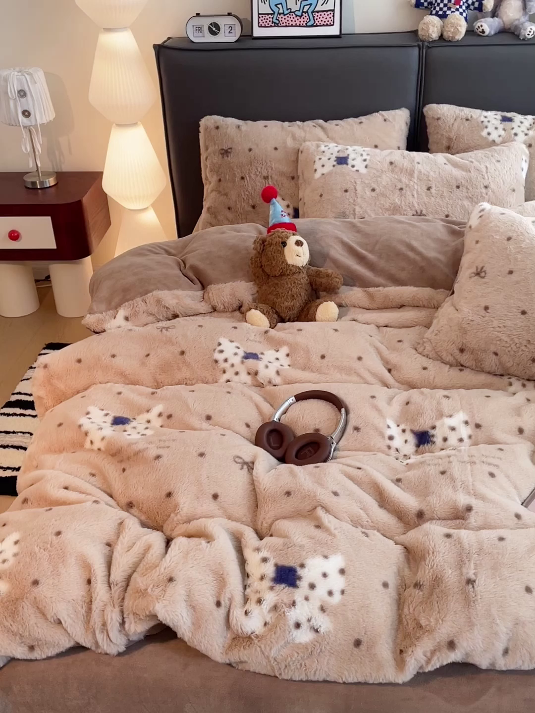 91家纺网 家纺一手货源 找家纺 金梦拉 2025直播爆款A类加厚兔绒印花系列四件套 波点蝴蝶结咖